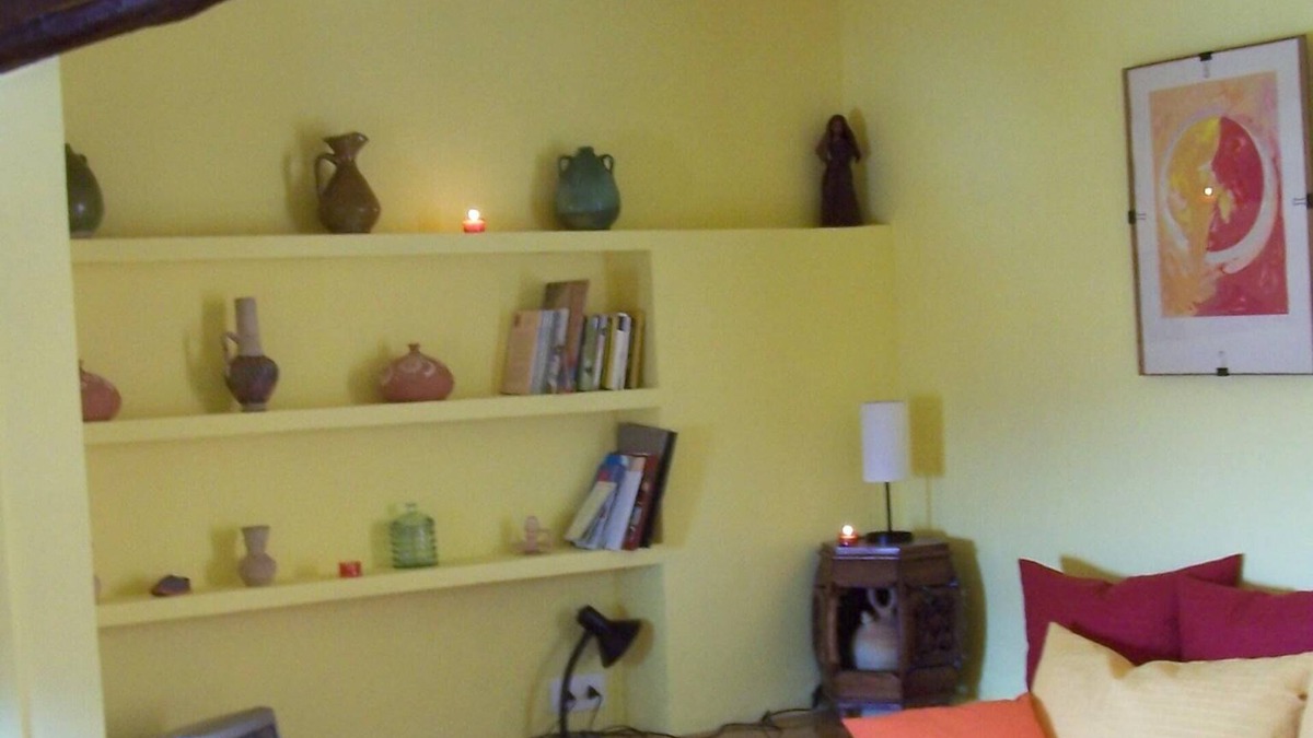 Agost Cottage | A small room with kitchen and bathroom