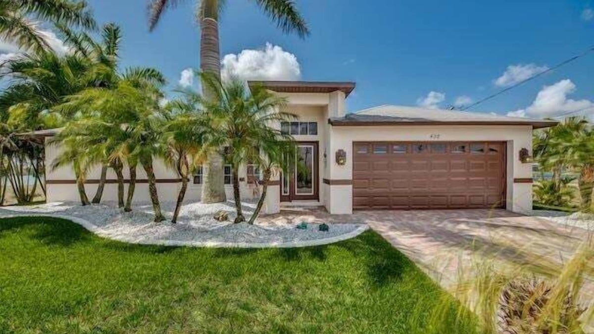 Diplomat Villa | A spacious 3-bedroom retreat in sunny Cape Coral.