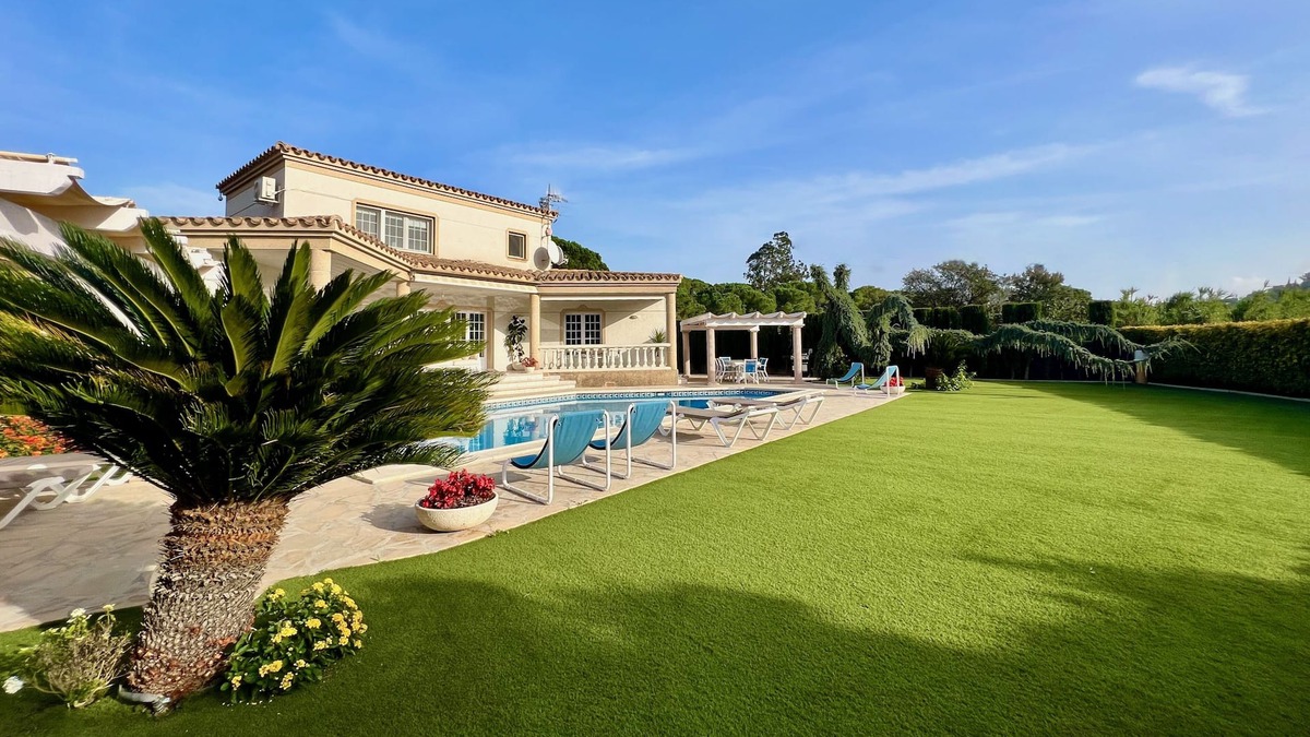 Calonge Villa | A spacious 4 bedroom villa, all with en suite bathrooms, large garden & Pool