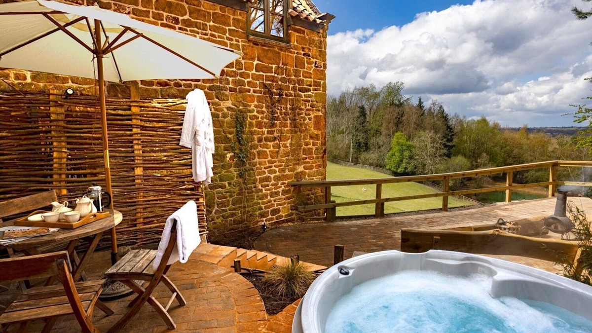Sibford Gower Cottage | A spacious and luxurious retreat for couples near Great Tew