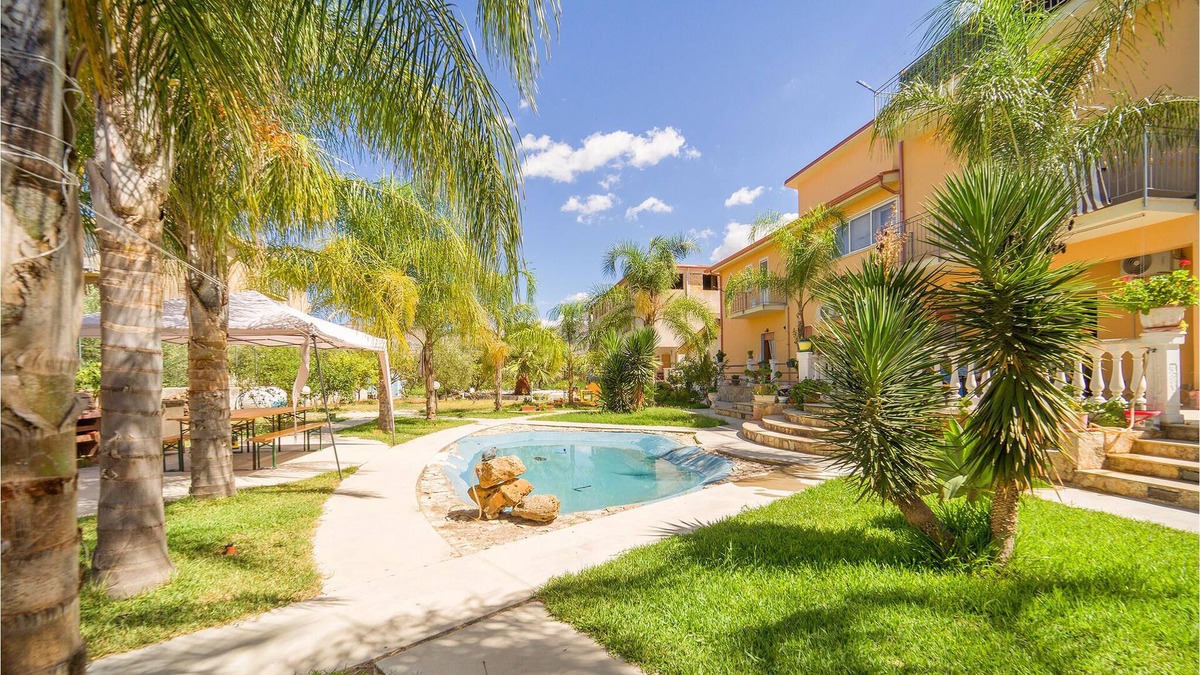 Partinico Apartment | A spacious apartment with a bathing area in the garden awaits you.