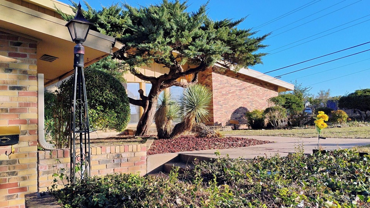 Lawton Villa | A spacious country home right in the heart of the city n