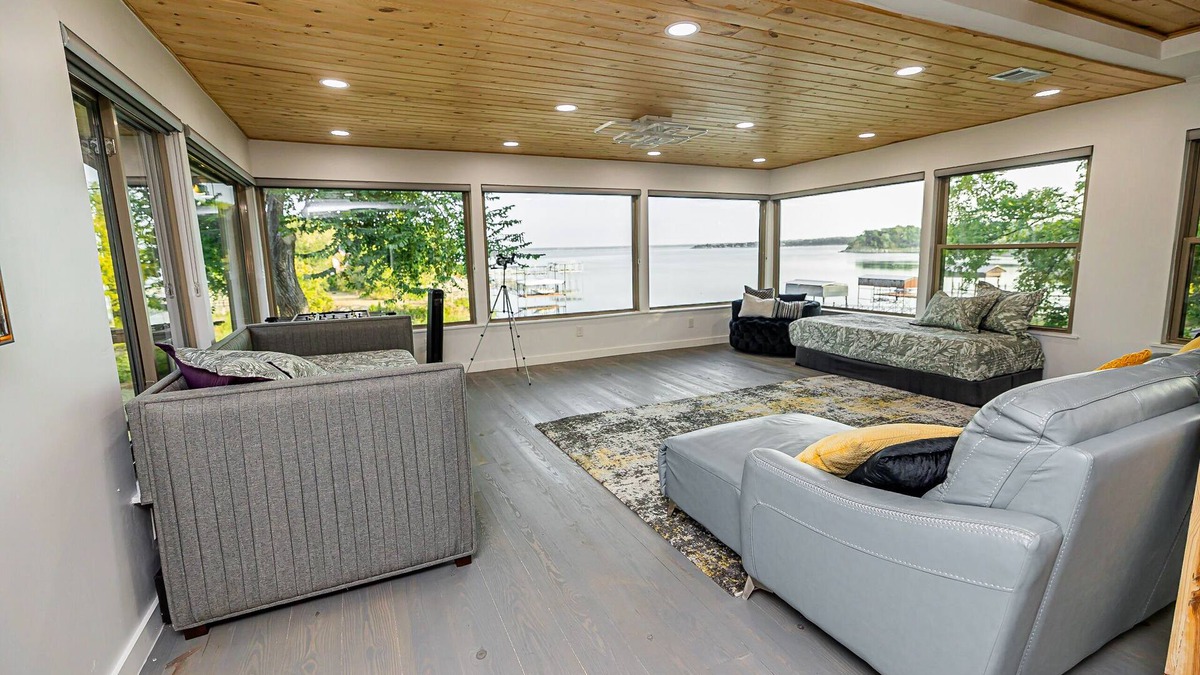 Lake Bridgeport House | A Spacious Lake House - Access to Lake Beach!