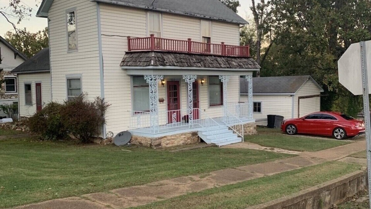 Thayer House | A Step Back in Time, Old Fashioned Hospitality. Thayer/Mammoth Spring in town.