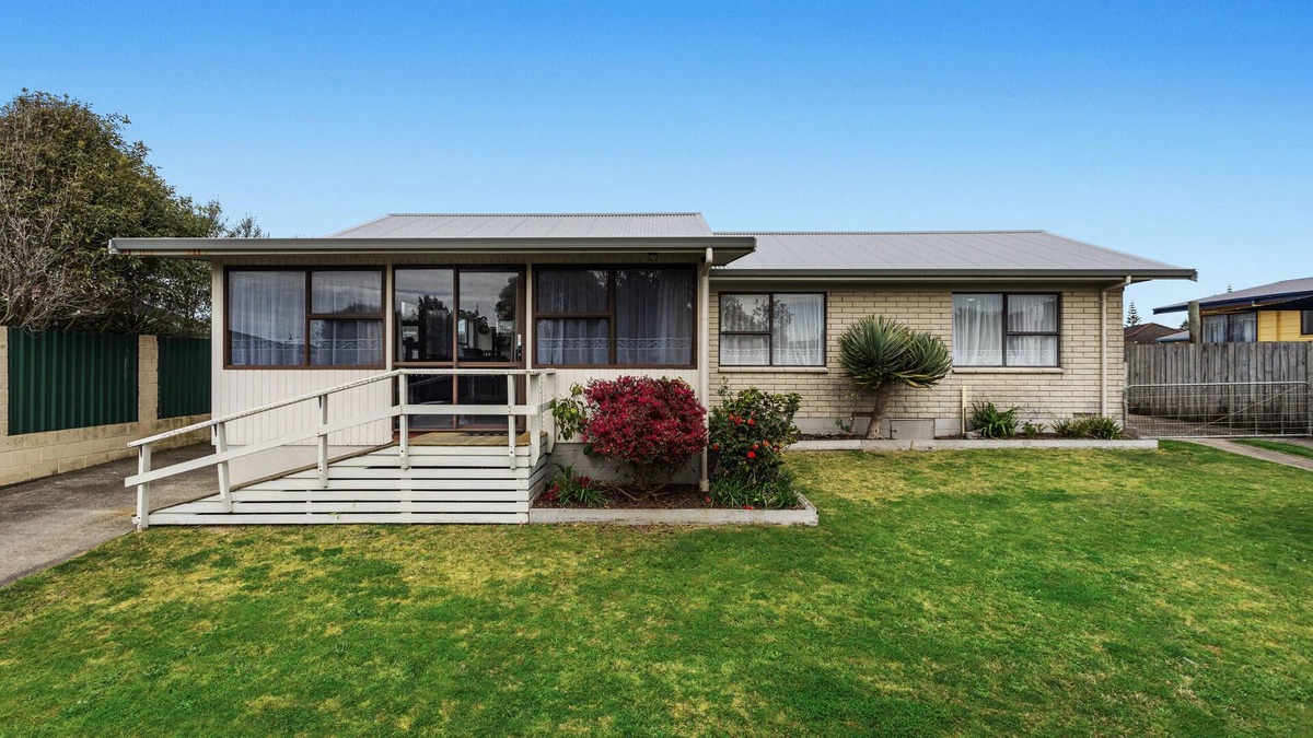 Coastlands House | A Stones Throw - Coastlands Holiday Home