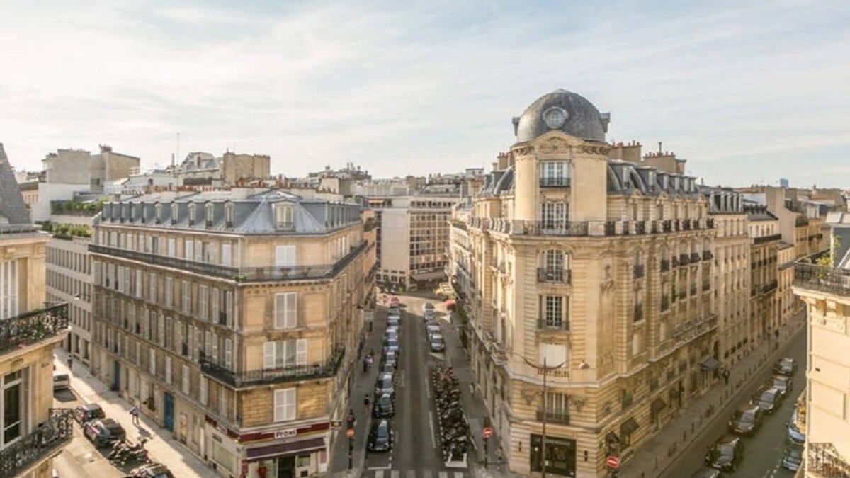 L'Europe Apartment | A STRIKING SUNLIT HAUSSMANN PENTHOUSE- LUXURY LIVING IN MONCEAU CHAMPS ELYSEES