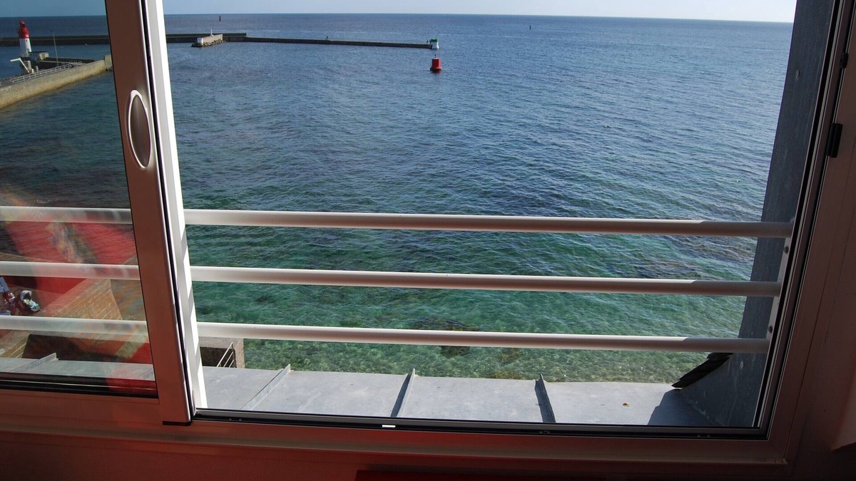 Guilvinec Apartment | A studio located in a house directly on the beach in a stunning maritime site