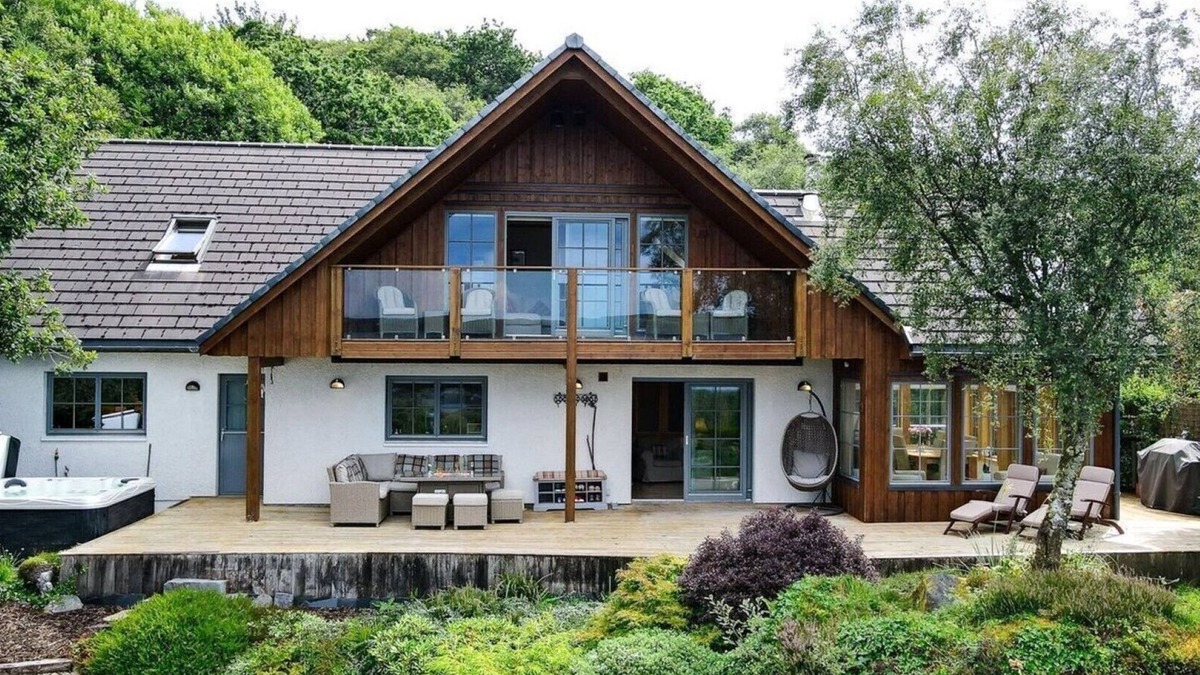 Craobh Haven House | A stunning contemporary villa with spectacular sea views, hot tub and BBQ Hut