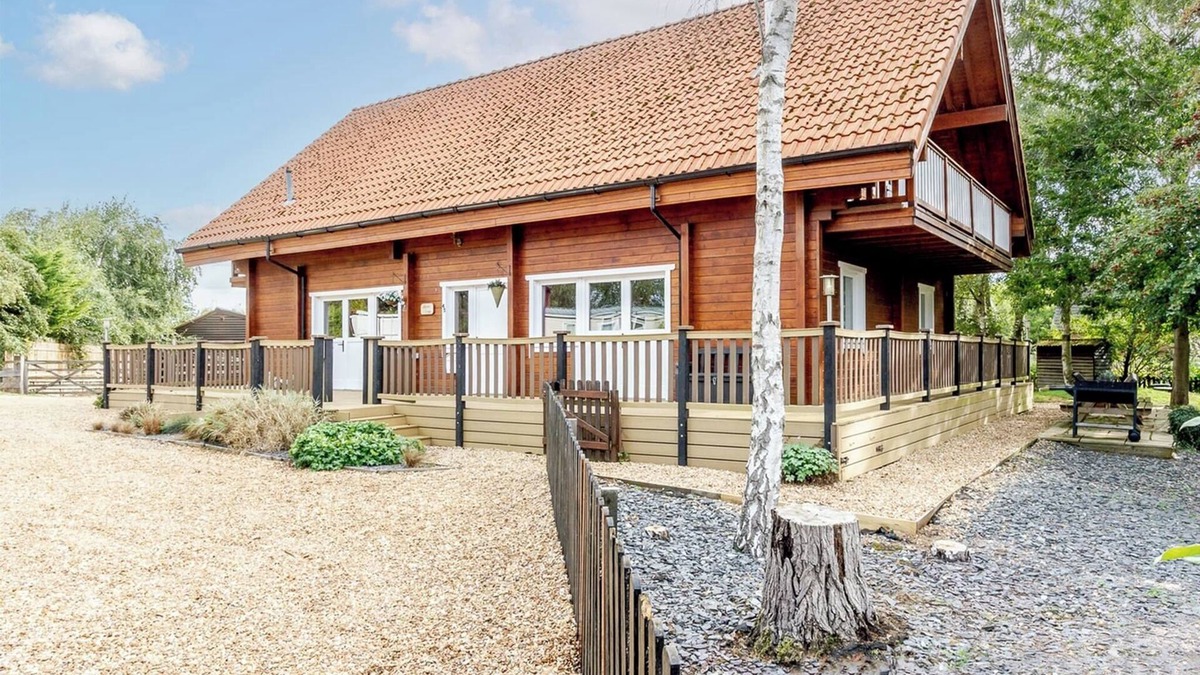 Pentney Cottage | A stunning four bed lodge with four full en-suite bathrooms with lake views.