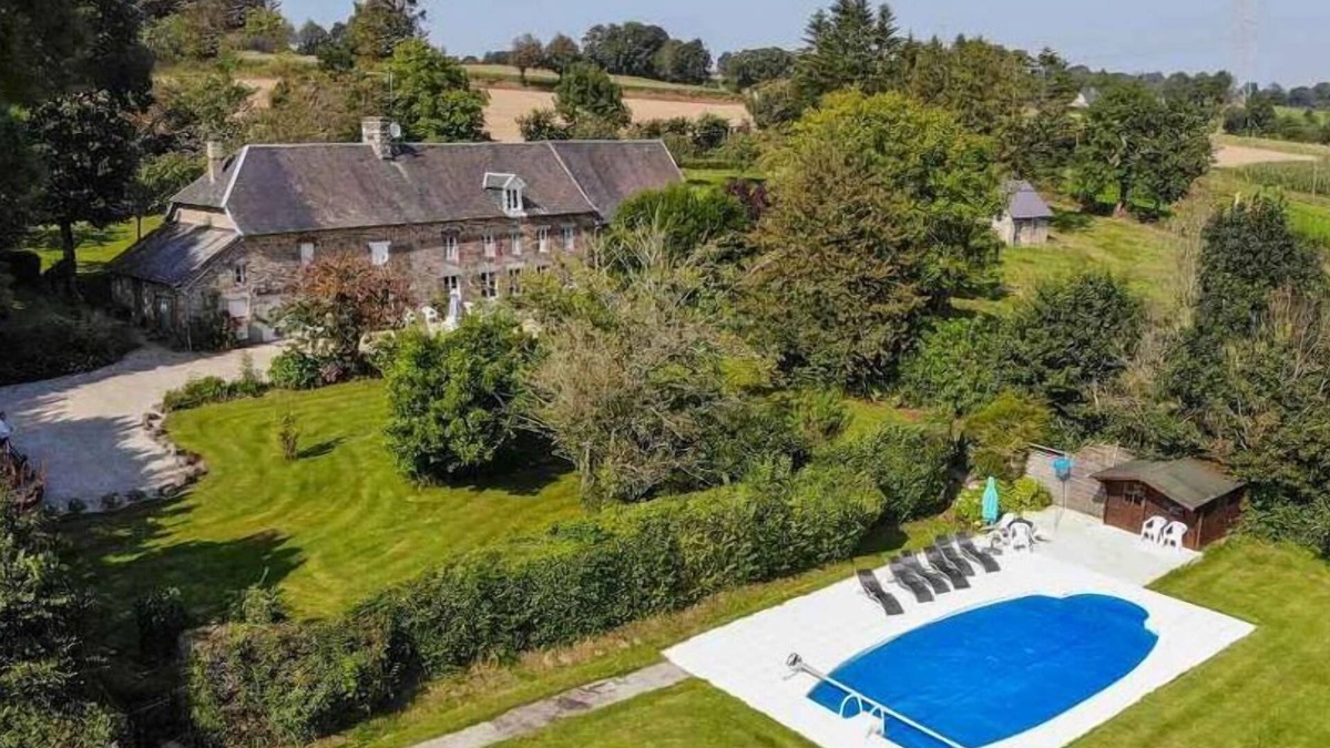 Hambye House | A stunning holiday house in Nomandy with large garden and heated pool.