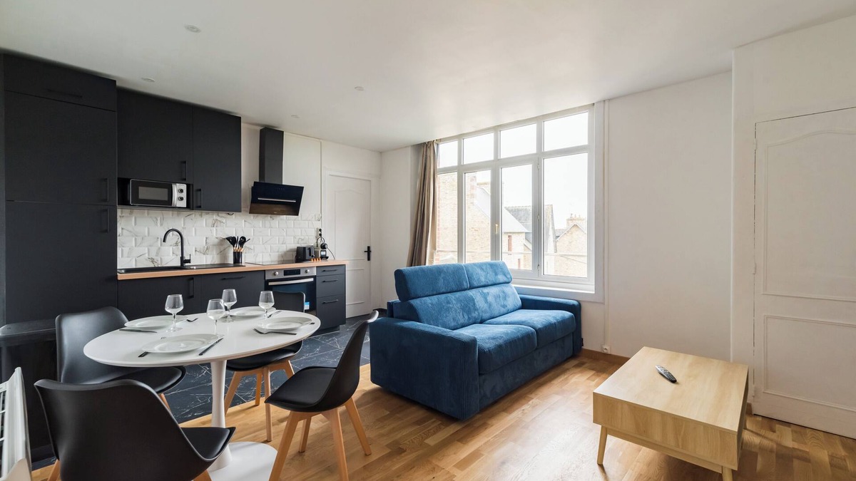 Guingamp Apartment | A sunny setting with a garden view - Gare -Hôtel Lefort