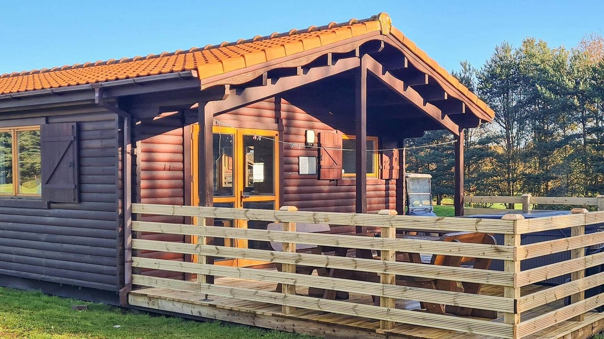 Scunthorpe Cabin | A three bedroom lodge with a master bedroom served by an en-suite shower room, two further twin bedr