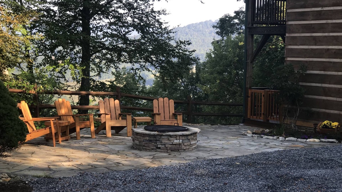Boone Cabin | A three beds apartment, outside of Boone overlooking the New River.