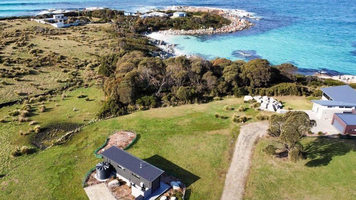 The Gardens House | A tiny retreat located on the stunning Bay of Fires coastline