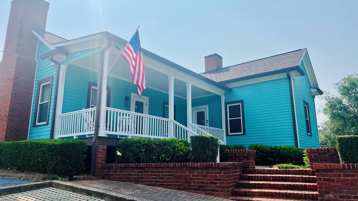 Roswell Cottage | A totally renovated home in the heart of Roswell and central to Roswell’s best.