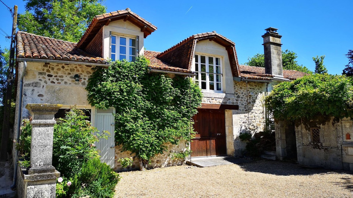 Saint-Crepin-de-Richemont Villa | A tranquil, private and secluded 4-bed detached cottage, swimming pool & garden.