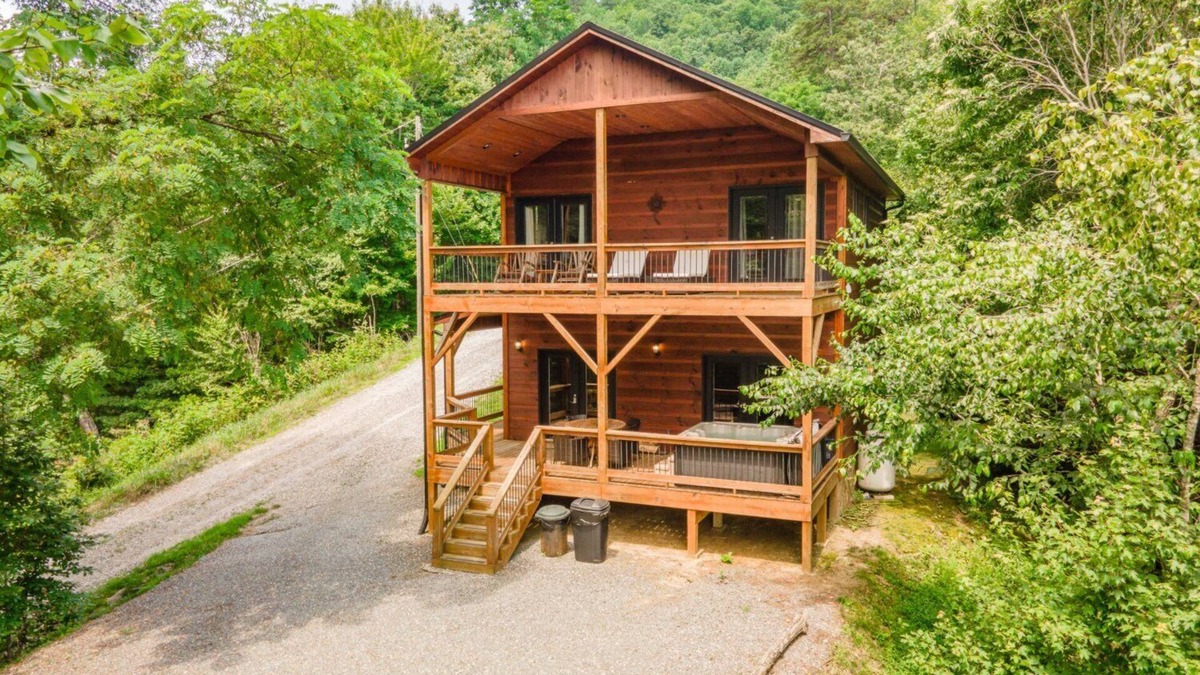 Almond Cabin | A Treehouse View Over Lake Fontana