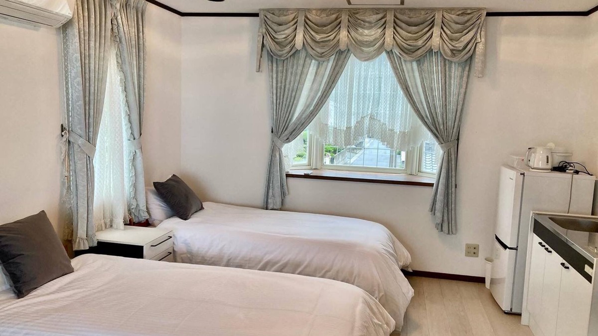 Hamada House | A triple room with a spectacular oceanfront view sunset right in front of you and plenty of amenit/Hamada Shimane