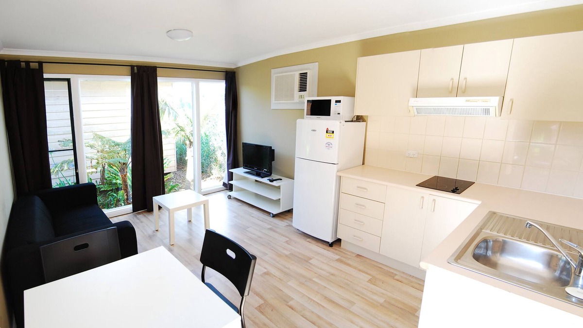 Kurnell Cabin | A tropical Queensland style tourist park offering affordable accommodation.