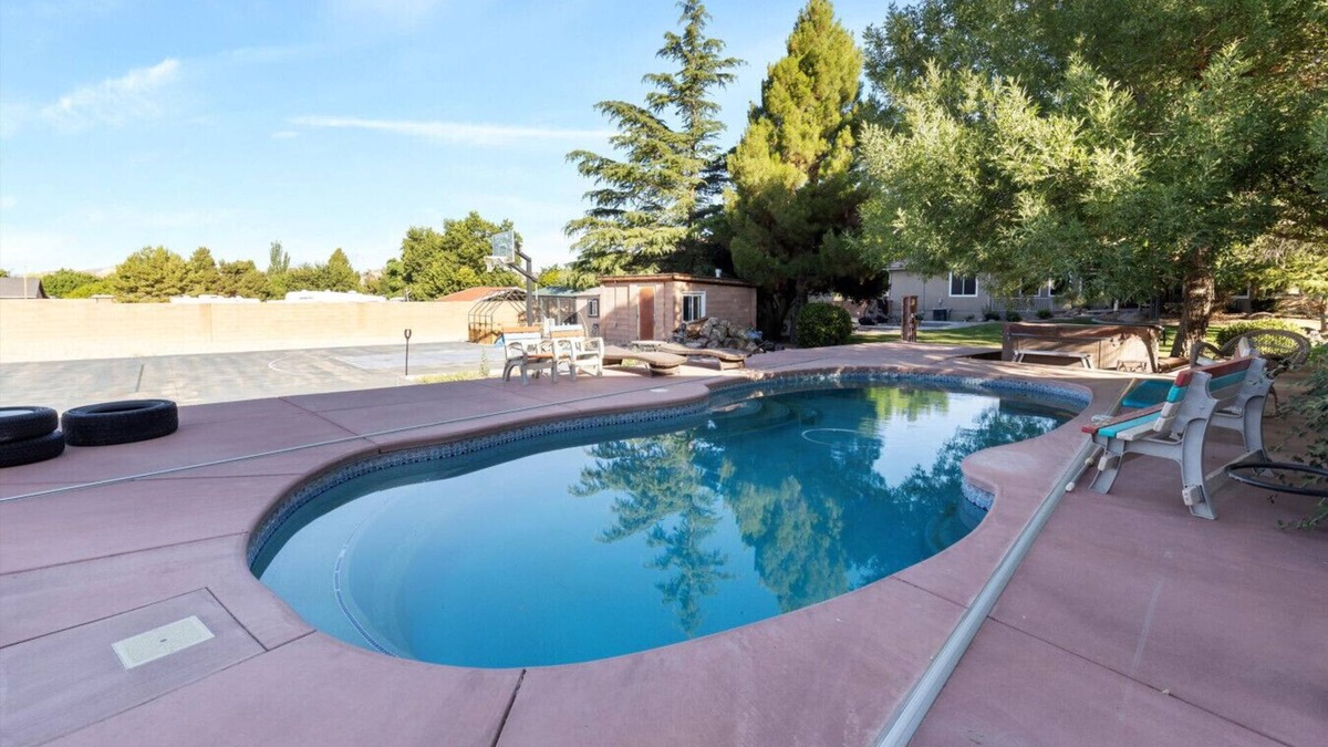 St. George House | A True Gem | Spacious Backyard