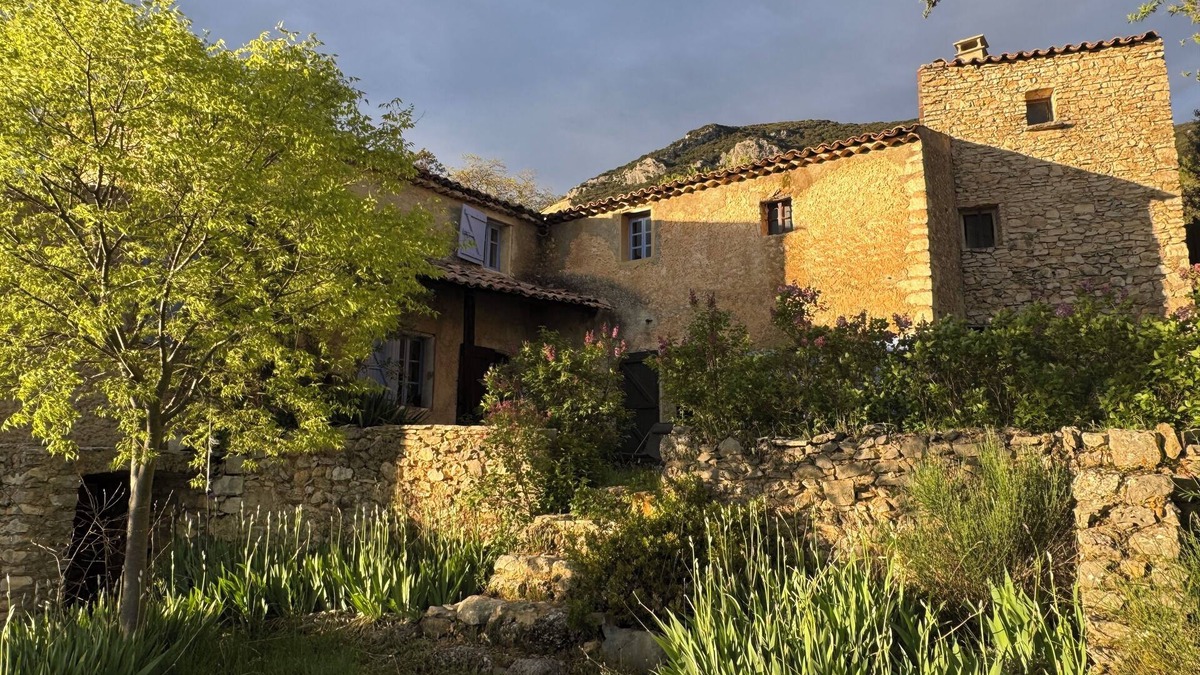 Rustrel House | A typical sheepfold between Ventoux and Luberon