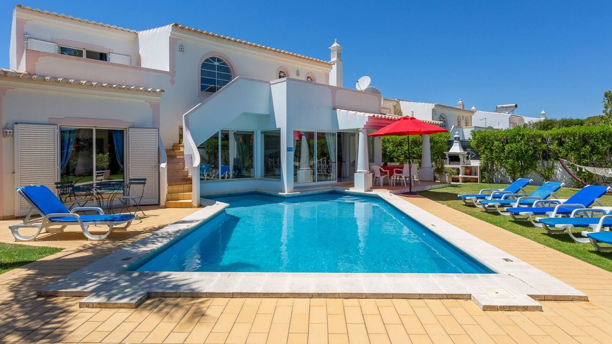 Castelo Villa | A unique house in a fabulous position near Galé beach