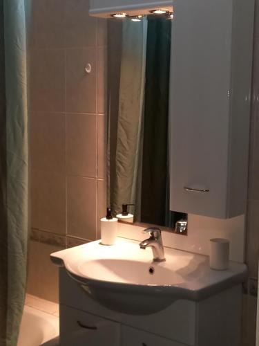 Galatsi Apartment | A V G E R I N O S Athens