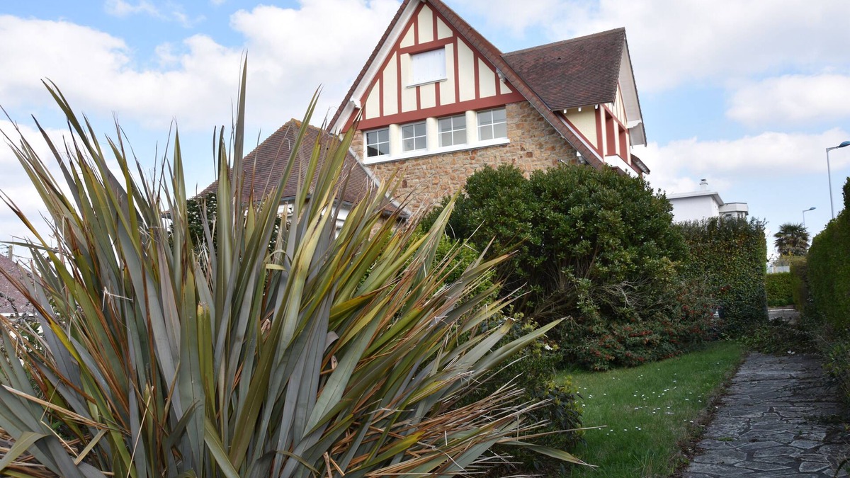 Donville-les-Bains Villa | A villa just steps from the beach.