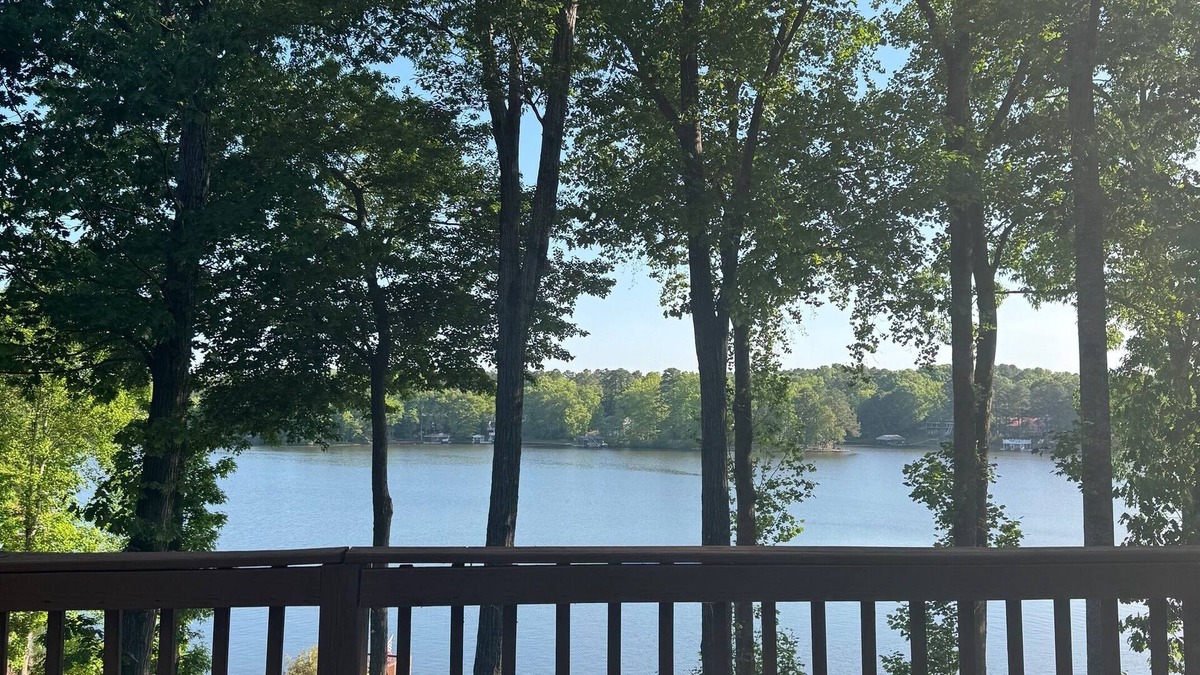 Bracey House | A Ward Winning ViewsnFabulous 5-bedroom house on Lake Gaston - Great Creek