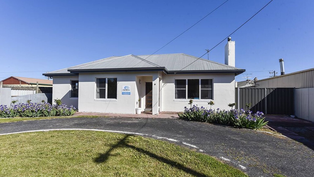 Port Macdonnell House | "A Wave From It All" is a Cosy 3 bedroom 1950's Mt