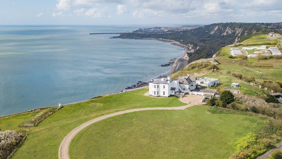 Folkestone House | Abbots Cliff House by Bloom Stays - sleeps 10 guests in 5 bedrooms