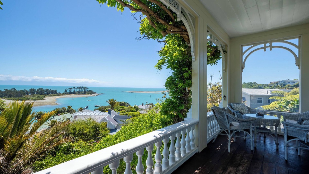 Britannia Heights Apartment | 'Abel Abode -Te Whare Rangi' - Private Room in Nelson Waterfront