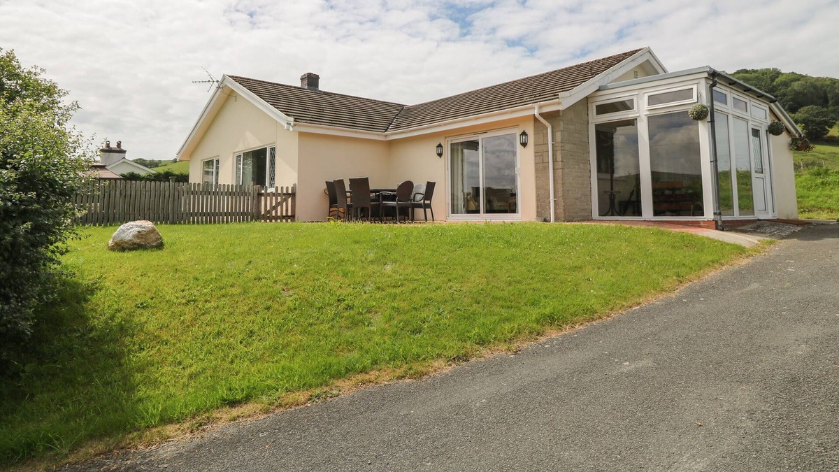 Llandre House | ABERCEIRO BUNGALOW, pet friendly, with hot tub in Bow Street, Wales