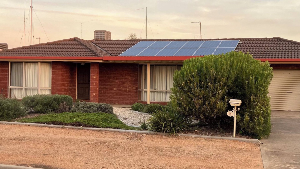 Mooroopna House | Abideawhile. Spacious family home with views, linen supplied, move in and relax