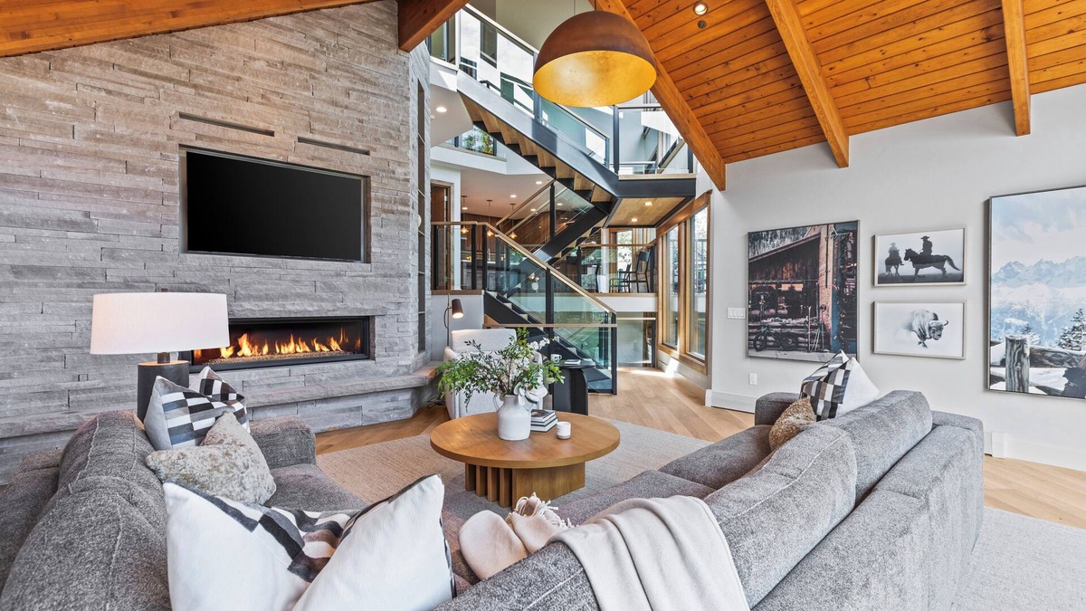 Deer Valley House | Abode at Pinnacle | Remodeled Deer Valley Condo | Perfect Location | Concierge Services