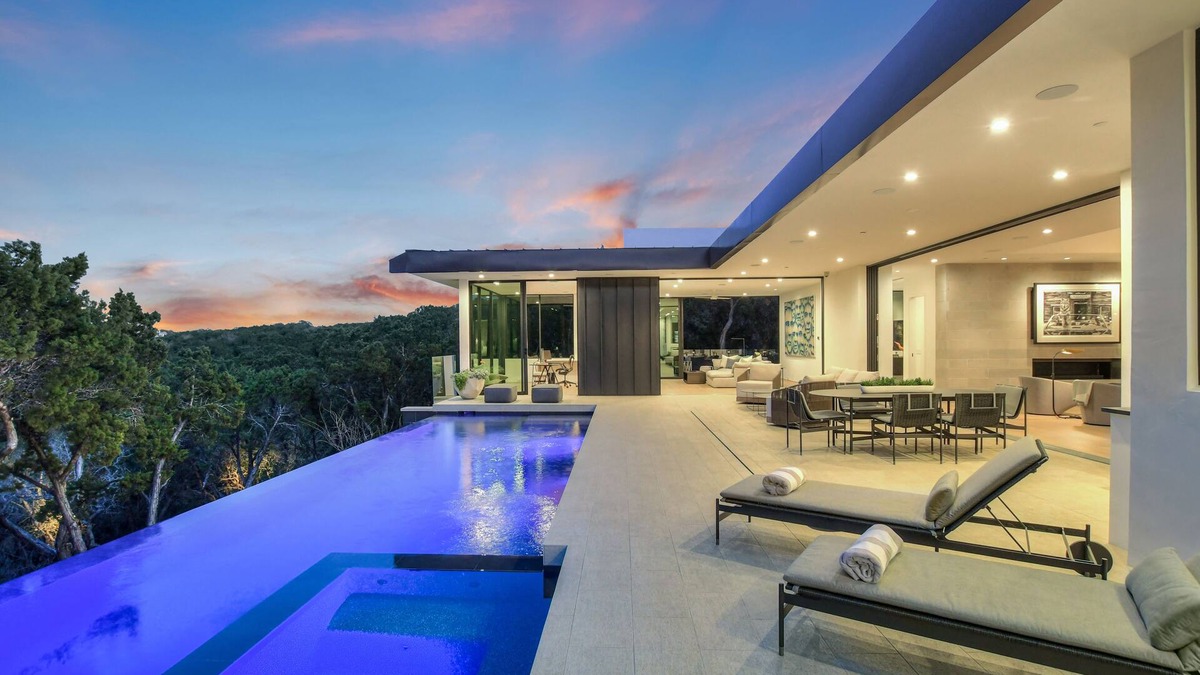 West Lake Hills House | Above Accolade I Luxury Services I Pool/Spa I Sauna I Ping Pong I Luxe Decor