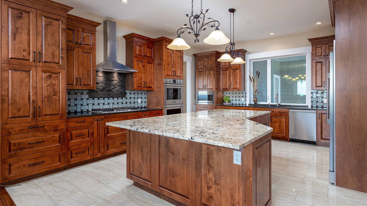 Malahat House | 'Above It All' a spacious sundrenched house with expansive deck and Epic views.