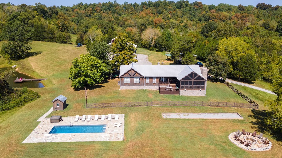 Charlotte House | Above Nashville Rustic Retreat Farm I 200 Acre Farm | Pool&Spa I Services