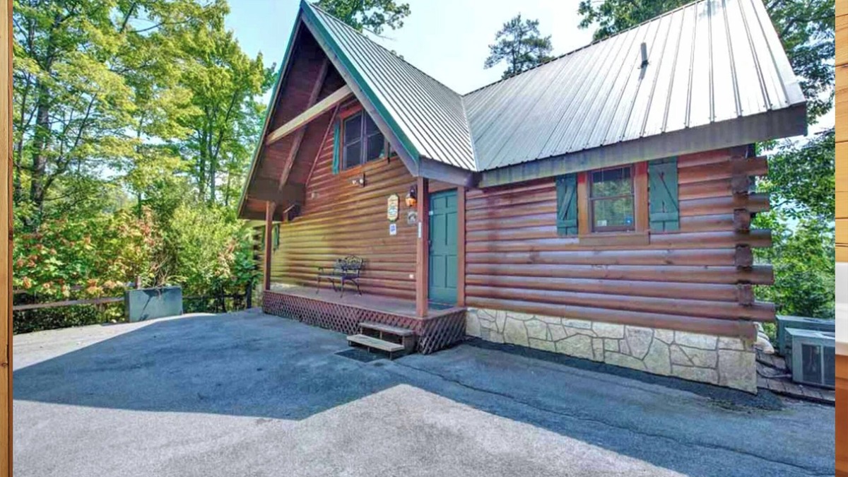 Black Bear Falls Cabin | ABOVE THE CLOUDS! 4 Bedroom in the Smokies!