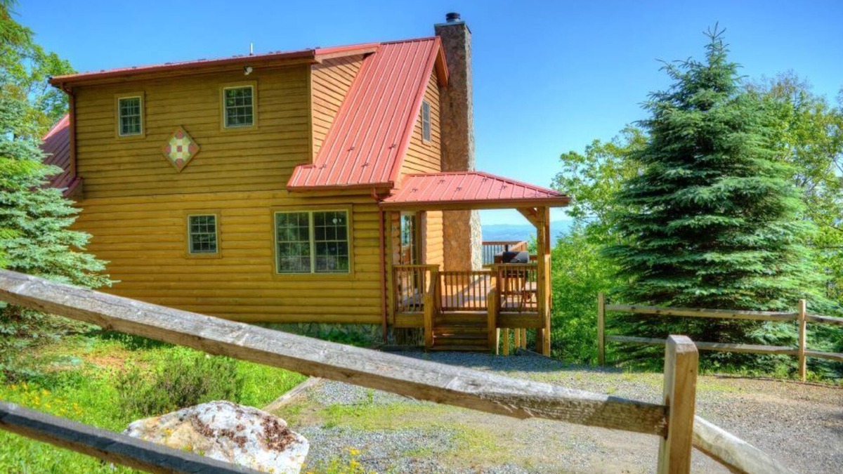 West Jefferson Cabin | Above the Clouds-Open for Bookings! Views, Wi-Fi, Game Room, AC