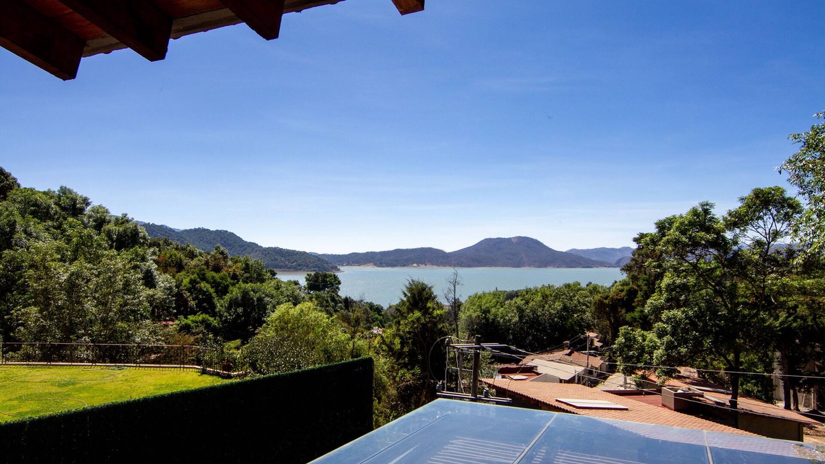 Valle de Bravo House | Above Villa Caparin I Views I XL Hot Tub I Outdoor Living I Heart of Town