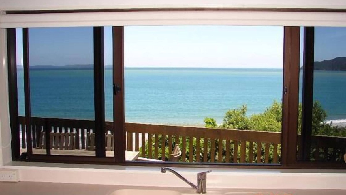 Coopers Beach House | Absolute Beach Front @ Coopers