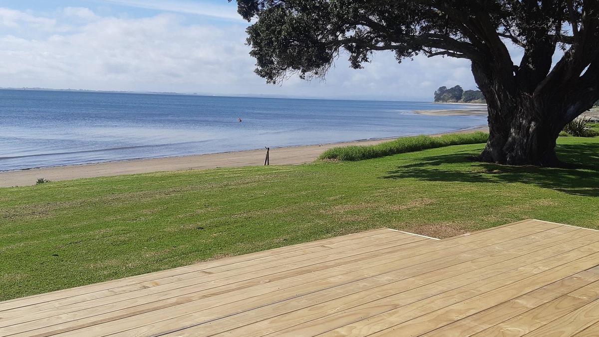 Big Bay House | Absolute Beach Front,3 brm bach sleeps 6 .Plus 5 person sleepout also available
