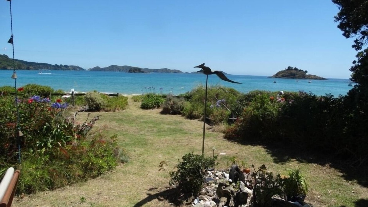 Te Ngaire House | Absolute Beach Frontage - Te Ngaere Bay