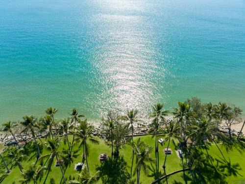 Blacks Beach Apartment | ABSOLUTE BEACH FRONT MACKAY - Blue Pacific