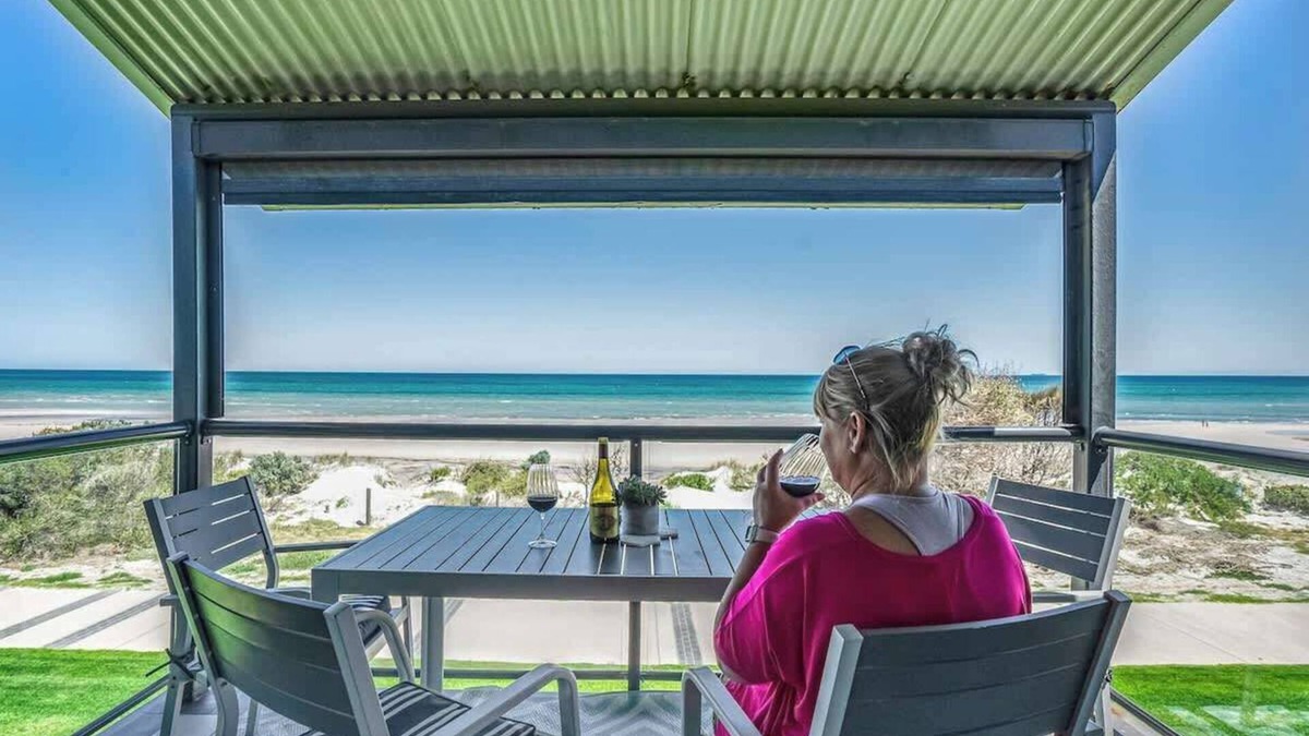 Semaphore Park Apartment | Absolute beachfront 2 bedroom unit Sandy Feet 3