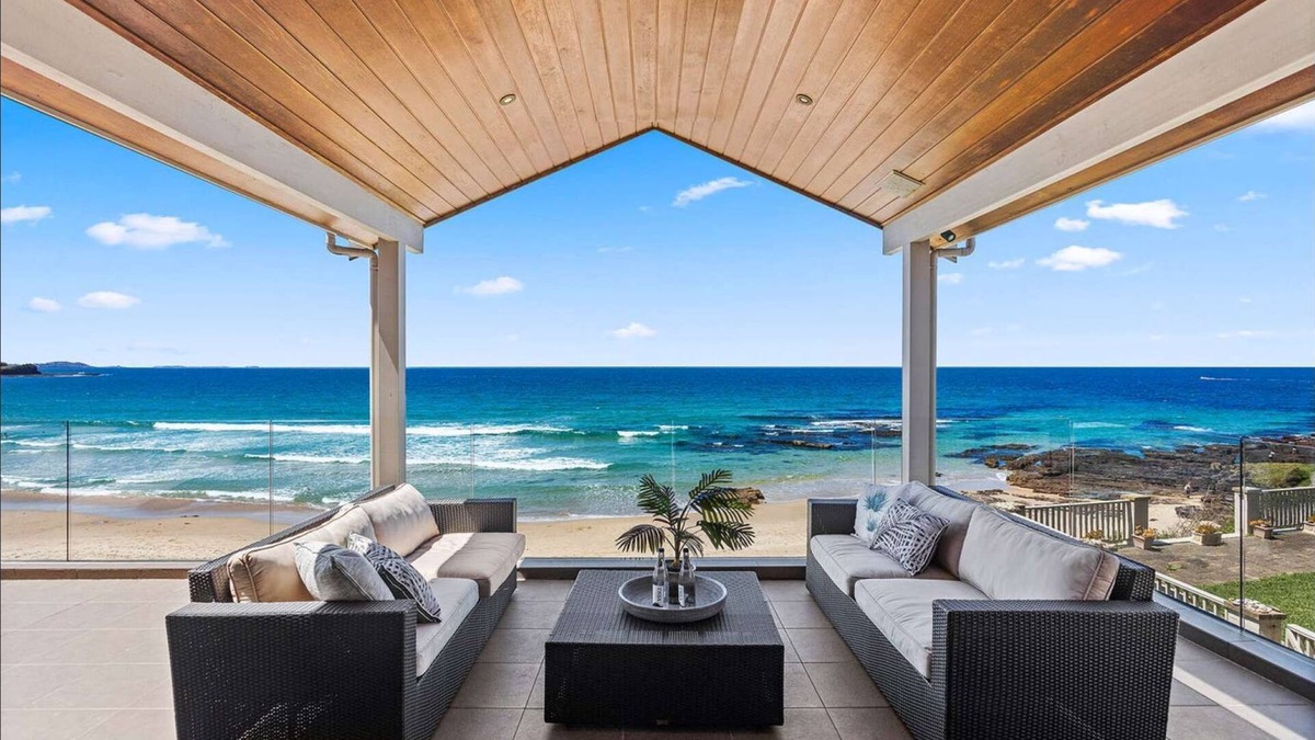 Shellharbour House | Absolute Beachfront 4 bedroom luxury property Just 1 & 1/2 hrs south of Sydney