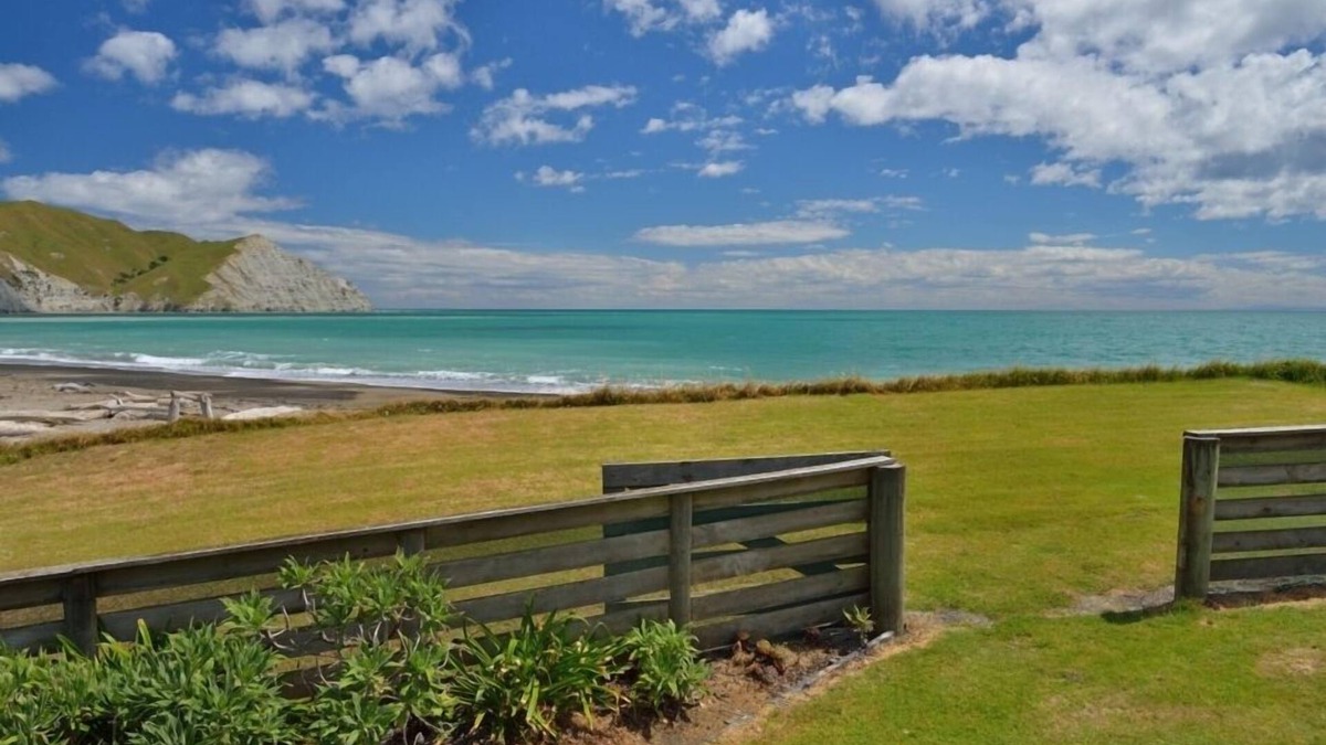 Mahia House | Absolute Beachfront.