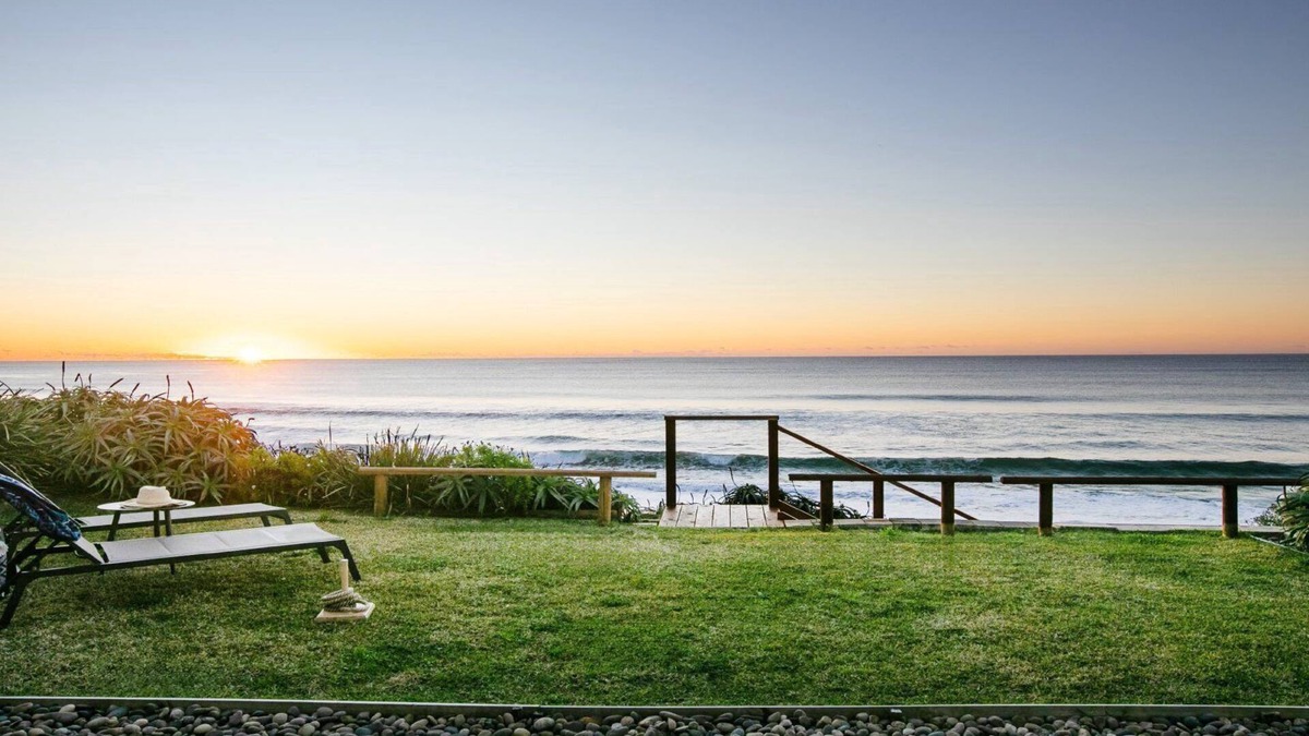 Wamberal House | Absolute beachfront on surf beach