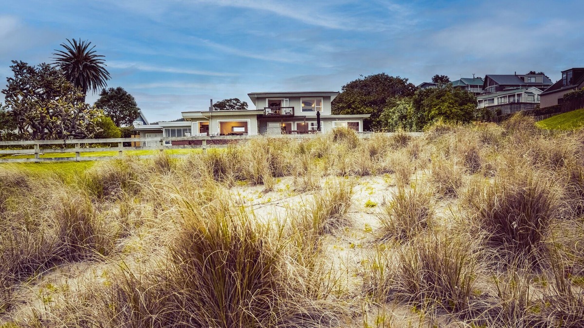 Onemana House | Absolute Beachfront Onemana Pararaiha